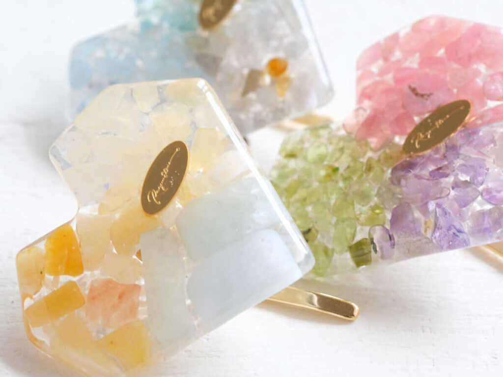 レジンと天然石のハート形アクセサリー