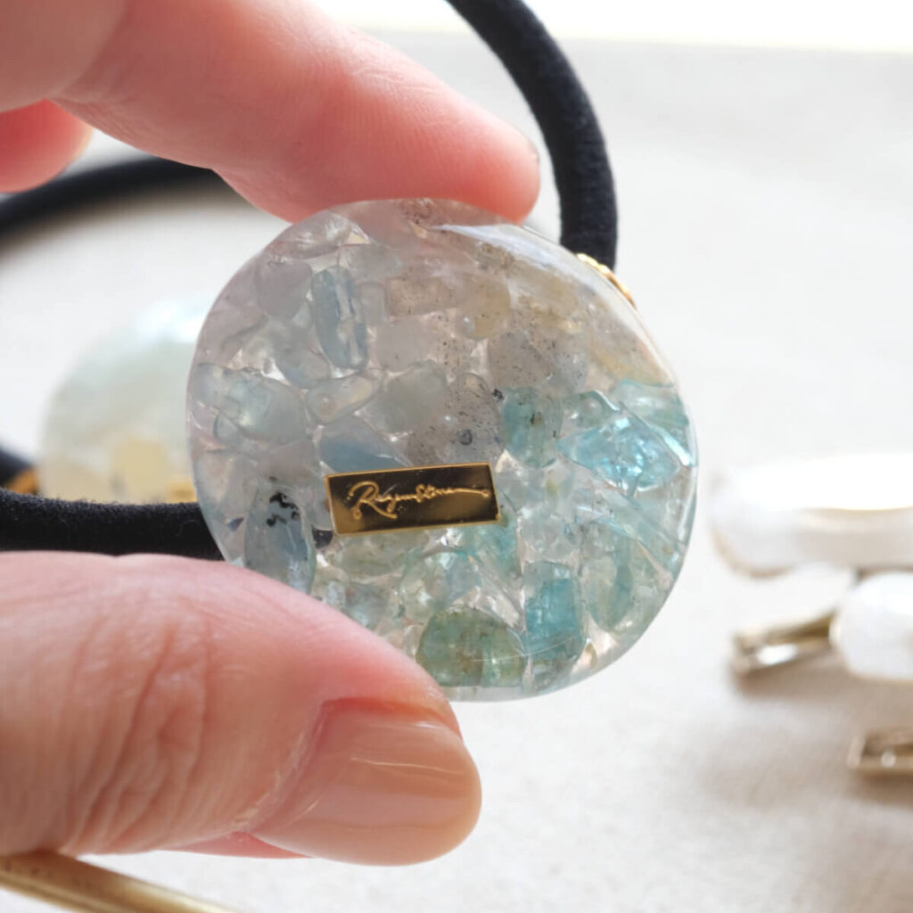 レジンの透明感と天然石の融合